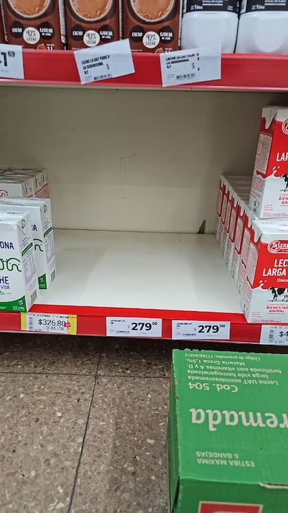 Faltante de leche en un supermercado de Vicente López