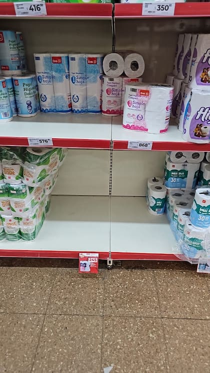 Faltante de papel higiénico en un supermercado de Vicente López