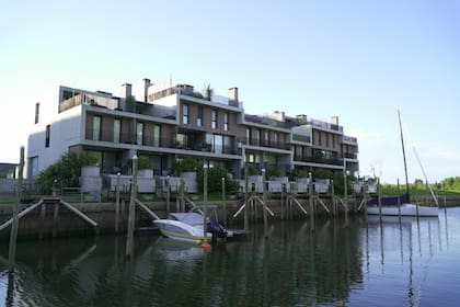 Faluas, en Tigre, es un complejo de townhouses con amarras y salida al río Luján