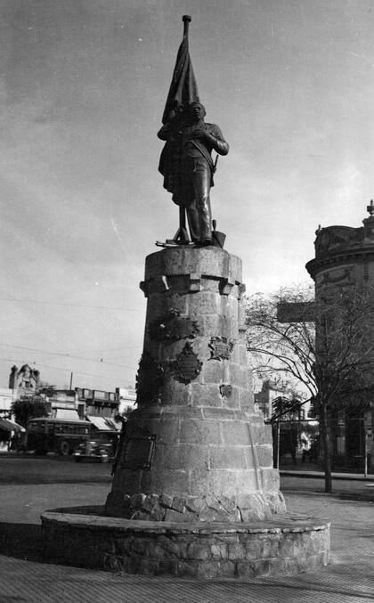 Falucho tuvo su monumento en Buenos Aires antes que los próceres de mayo. Es obra de Lucio Correa Morales y tuvo varias mudanzas. Hoy se encuentra en la plaza homónima, en Av. Santa Fe y Av. Luis M. Campos.