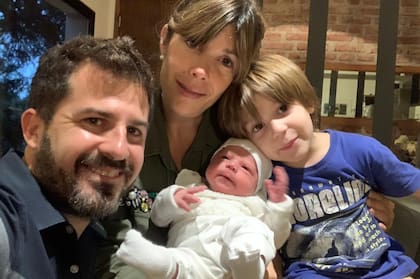 Ana Castillo Navarro, Tomás Novillo Saravia y sus hijos, Santo, de 5 años, y Justo