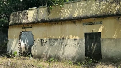 "Familia Arenas", dice una de las pocas casas que se salvaron de la destrucción completa en Armero