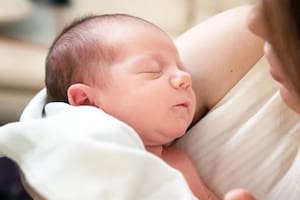 Familia busca niñera para bebé de 15 meses y la joven tenía que laborar hasta casi 11 horas