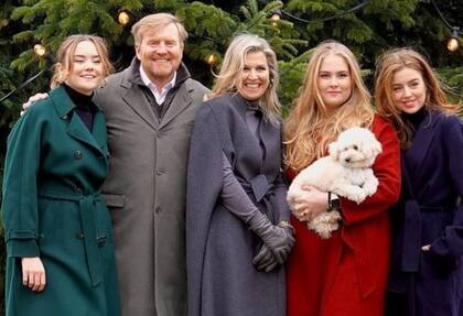 Familia completa: Ariane, Guillermo, Máxima, Amalia, Alexia y Mambo (Foto: Instagram @koninklijkhuis)