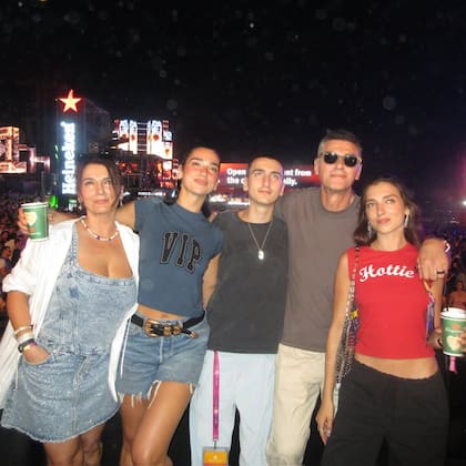Familia completa: Dua Lipa junto a sus padres Anesa y Dukagjin y sus dos hermanos, Gjin y Rina (Foto: Instagram @rinalipa)