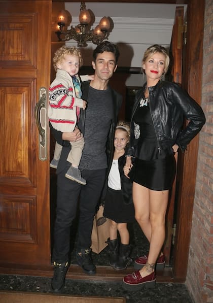 Mariano Martínez y Juliana Giambroni junto a sus hijos, Olivia y Milo