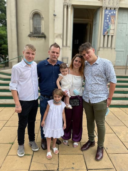 Familia completa, Santiago junto a sus padres Leandro y Silvina y sus tres hermanos menores Valentino, Catalina y Olivia