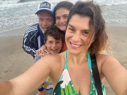 Familia completa: Sebastián, Dalia y sus hijos Kiara y Federico (Foto: Instagram @daliagutmann)