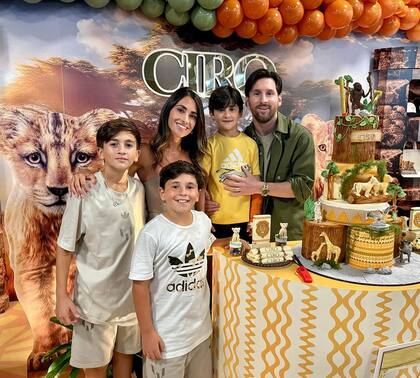 Familia completa: Thiago, Mateo, Antonela, Ciro y Lionel (Foto: Instagram @antonelaroccuzzo)