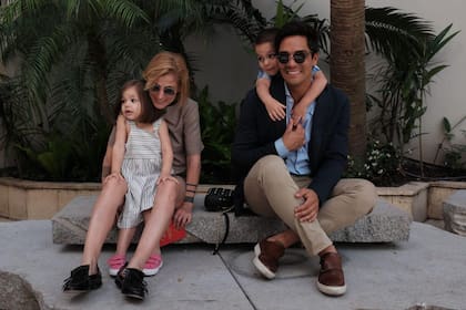 Familia completa. Juani Martínez tras pasar por el civil junto a su mujer y a sus dos hijos