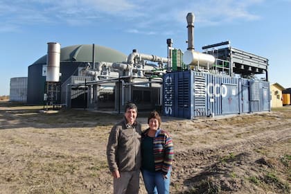 Bioeconomía. Energía verde desde el campo unión .
Cecilia Debenedetti, acompañada por su esposo, Juan José Craviotto, lidera el proyecto