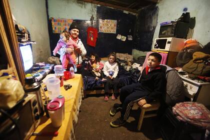 Patricia Garcete (43), de la villa 31, vive con sus tres hijos en un ambiente.