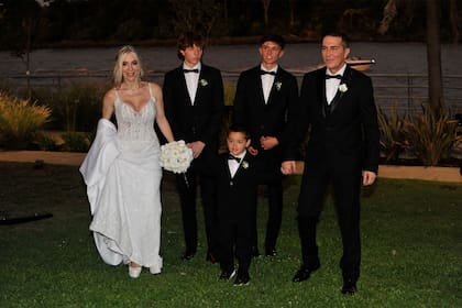 Familia ensamblada en el casamiento de Rodolfo Barili y Lara Piro. La fiesta se celebró en un bello espacio de la localidad de Tigre