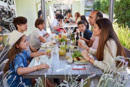 Ahora se podrán realizar encuentros de hasta 250 personas. Sin embargo, no podrán ubicarse más de seis comensales por mesa y se deberá respetar la distancia de dos metros entre cada grupo.
