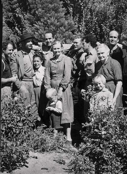 Familia Halvorsen, anfitriona de la primera expedición al Fitz Roy. En la toma aparecen varios de los Halvorsen posando con los escaladores franceses (Lionel Terray, Guido Magnone y su equipo), que hicieron cumbre en febrero de 1952.