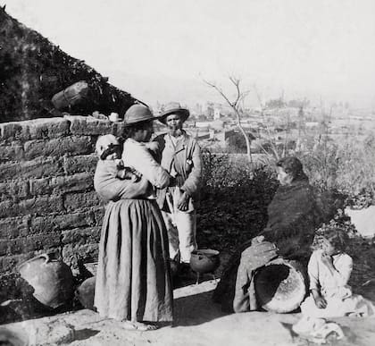 Familia Kolla, s/f, se presume ca. 1890. Actual Barrio Ciudad de Nieva (Altos de la Quintana en aquel entonces, donde se realizó la primera fundación de la ciudad en 1561)