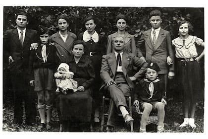 Familia Pallaro (1935): De izquierda a derecha, arriba de pie: Moro, Andrea, Palma, Olivia, Nane y Gina. Abajo sentados: María, Nea, Antonio y Luis