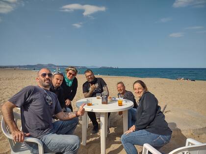 Familia por elección: Ramiro junto a sus socios y amigos.