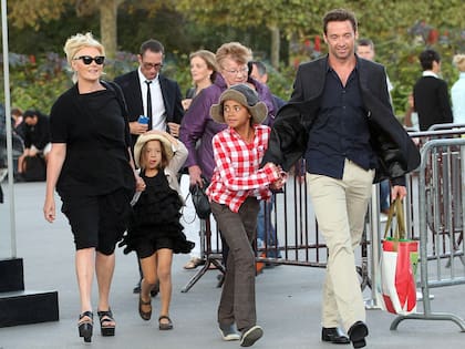Familia unida: Deborra y Hugh junto a sus dos hijos, Ava y Oscar, en 2011