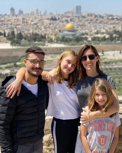 Familia unida: Soledad junto a su marido Jeremías y sus dos hijas Antonia y Regina (Foto: Instagram @sole_pastorutti)