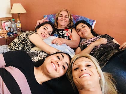 Familia unida. Vanesa Cufré (abajo a la derecha) junto a sus tres hermanas y a su mamá, en su casa de Córdoba