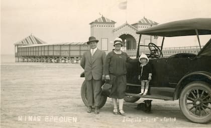 Familia y automóvil en Epecuén en 1927.