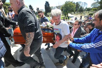 Familiares, amigos y fanáticos acompañaron los restos de Balá hasta el crematorio, luego del responso
