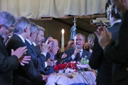 El actual gobernador, Juan Schiaretti, brindó un sentido discurso para despedir a De la Sota.