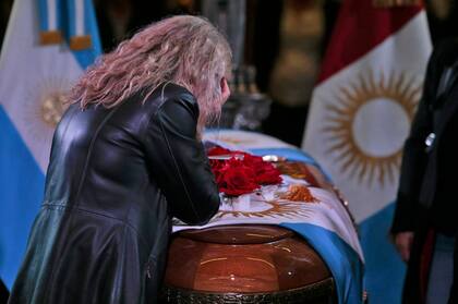 La diputada nacional Adriana Nazario, la última pareja de De la Sota, conmovida al despedir al exgobernador.