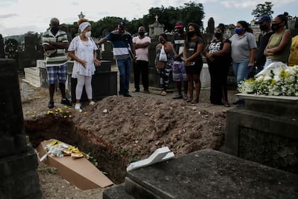 Familiares asisten al entierro de Mariana de Jesús, fallecida por complicaciones del Covid-19, en el cementerio Inahuma de Río de Janeiro
