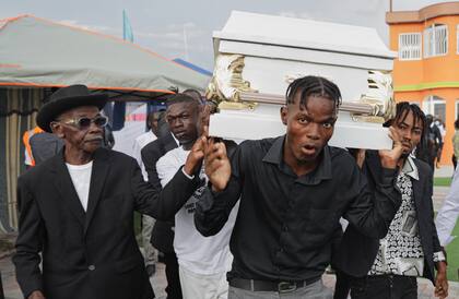 Familiares cargan el féretro de uno de los ocho niños asesinados por drones explosivos dirigidos a un presunto líder de pandillas, en octubre último