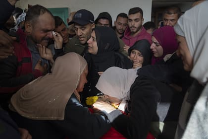 Familiares dan el último adiós al cuerpo del palestino Abdel Rahman Hamed, de 18 años, durante su funeral en la ciudad de Silwad, en Cisjordania, el lunes 29 de enero de 2024.