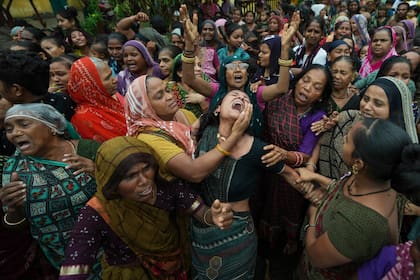 Familiares de Akash Patni, una de las víctimas del avión estrellado de Air India, lloran durante su cortejo fúnebre en Ahmedabad