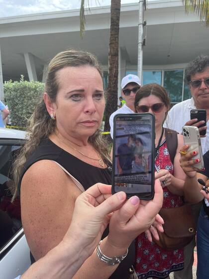 Familiares de desaparecidos en el centro de reencuentro familiar en Miami