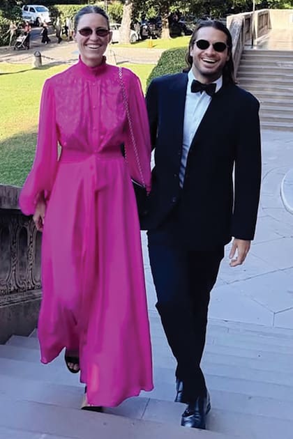 Familiares de la novia: el diseñador Pampa Reynal y su mujer, Agustina Caffarone (hija de Ricardo Luis Caffarone Pfleger y Malena Braun Blaquier).