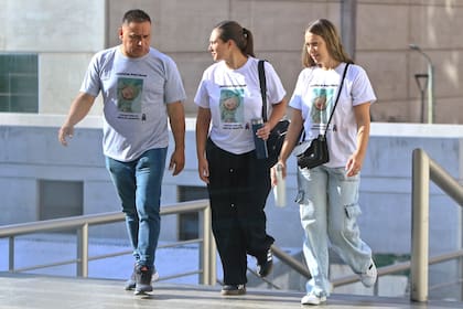 Familiares de las víctimas con las remeras que piden justicia