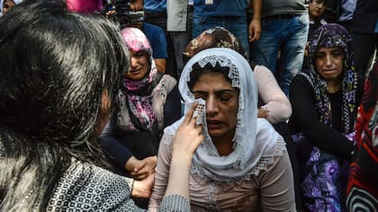 Familiares de las víctimas del atentado lloran en el funeral