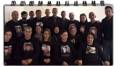 Familiares de las víctimas del “Caso Terter” ocupando camisetas con fotografías de quienes sufrieron torturas.