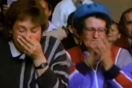 Familiares de las víctimas del destripador rojo lloran al escuchar el veredicto con la condena a muerte de Chikatilo
