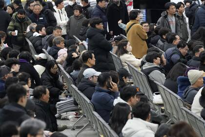 Familiares de las víctimas esperan información sobre sus familiares tras el accidente del avión en el Aeropuerto Internacional de Muan, en Corea del Sur, el 29 de diciembre de 2024