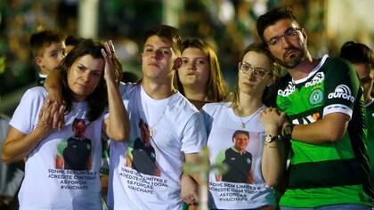 Familiares de las víctimas rindieron tributo anoche al plantel en el estadio