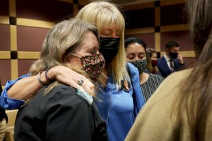 Familiares de las víctimas se abrazan en la corte de Miami