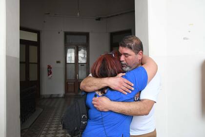 Familiares de las víctimas se abrazan tras conocerse el fallo