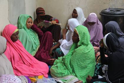 Familiares de las vctimas, se reunieron en Maiduguri para rezar luego de conocerse el asesinato de los cinco trabajadores