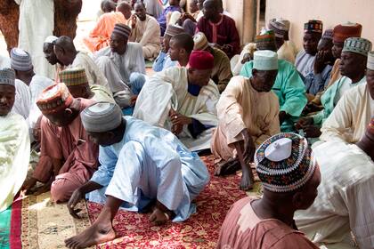 Familiares de las vctimas, se reunieron en Maiduguri para rezar luego de conocerse el asesinato de los cinco trabajadores