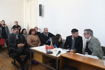 Familiares de las víctimas y sus abogados, en el inicio del juicio en Mercedes