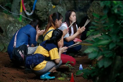 Familiares de los chicos, en la boca de la cueva