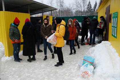 Familiares de los detenidos se acercan a las cárceles para llevarles comida y abrigo