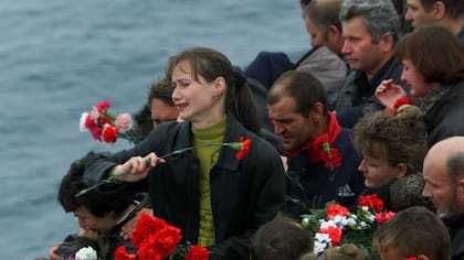 Familiares de los marineros del submarino nuclear Kursk arrojan flores de un barco en el mar de Barents el jueves 24 de agosto de 2000, en homenaje a los hombres que murieron cuando el Kursk se hundió