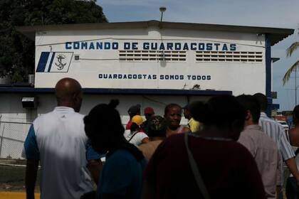 Familiares de los migrantes que desaparecieron en el mar Caribe se reúnen frente al edificio de la guardia costera
